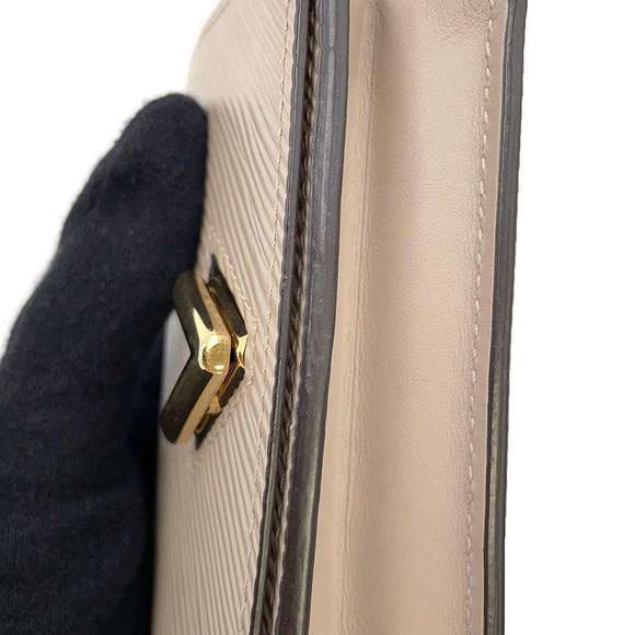 Louis Vuitton Epi Card Case WALLET - Picture 13 of 14